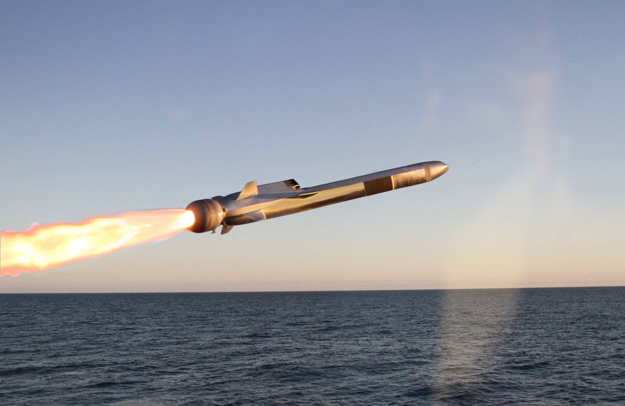 Storbritannia og Norge samarbeider for å gi rakettkapasitet til RN-flåten