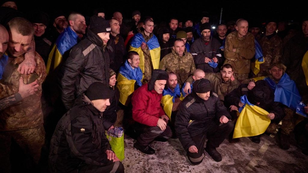 Prisioneros de guerra ucranianos reunidos en Ucrania.